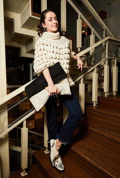 Свитер Jana Nedzvetskaya; джинсы Pinko Uniqueness; лоферы Coliac (@fashiontophouse_) ; клатч Coccinelle; кольца AMARIN jewelry