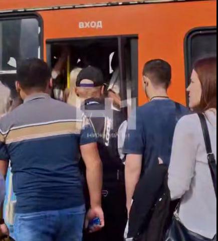 Нижегородцы сняли на видео самую «резиновую» маршрутку города — даже в цирке так не могут