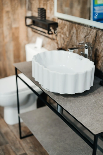 В салоне представлено более 100 видов сантехники и зеркал | Источник: Ксения Зимина