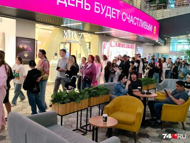 Когда кубок все-таки доставили, в «Горках» выстроилась очередь от самого входа | Источник: читатель 74.RU