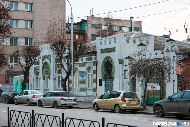Деревья возле дома Ицына до благоустройства | Источник: Мария Ленц / NGS24.RU