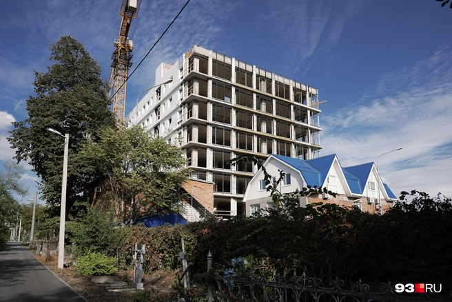 Некоторые могилы на Всесвятском кладбище находятся впритык к забору  | Источник: Дарья Паращенко / 93.RU