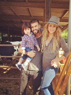 Шакира с мужем Жераром и сыном Миланом