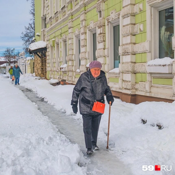 Пожилые люди сегодня передвигаются с помощью палочек | Источник: Тимофей Калмаков / 59.RU