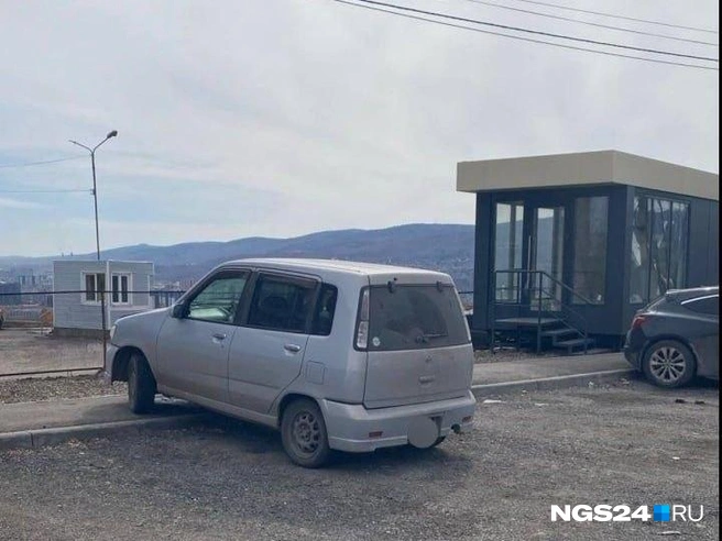 Так парковаться не стоит&nbsp;— пешеходам это не понравится. И не только им | Источник: читатель NGS24.RU