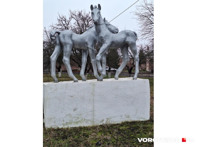 Скульптуру «Жеребята» для Чесменского конезавода в начале 1980-х по спецзаказу изваяли на легендарной фабрике в Калуге, ныне уже закрытой. Среди ее знаменитых работ&nbsp;— фигура Юрия Гагарина для оформления советского павильона в канадском Ванкувере на всемирной выставке «Экспо-86», посвященной космосу | Источник: Александр Зинченко / Voronezh1.ru