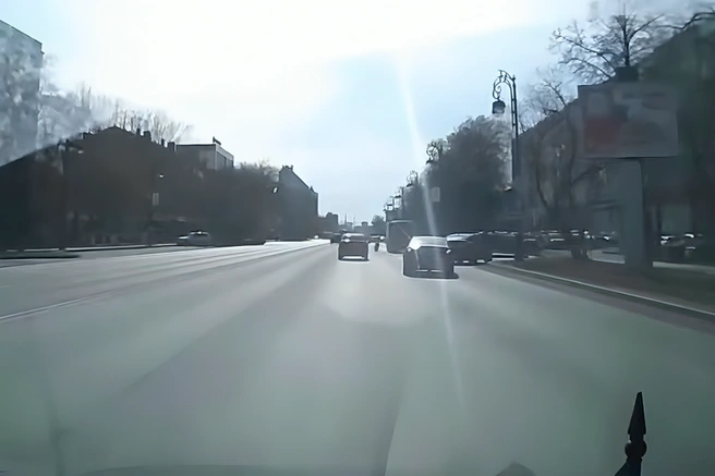 В Тюмени на улице Республики у автобуса на ходу отвалилось колесо — видео | Источник: ЧС Тюмень / t.me
