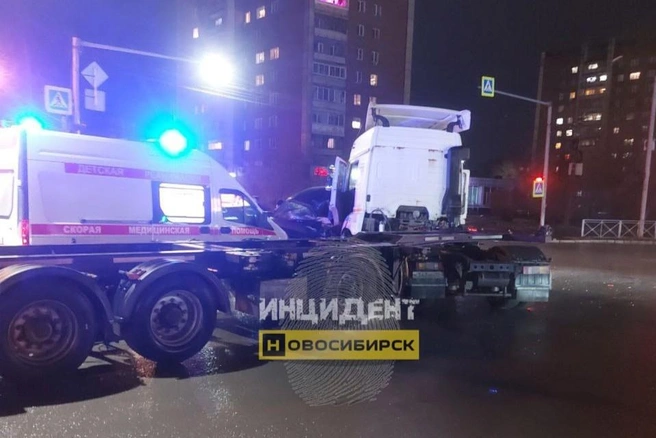 Очевидцы сообщили, что в ДТП пострадал ребенок, но в МВД опровергли эту информацию | Источник: «Инцидент Новосибирск» / Telegram