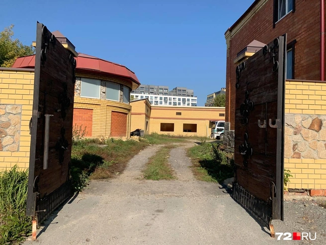 Так выглядит двор одного из особняков | Источник: Никита Кифорук / 72.RU