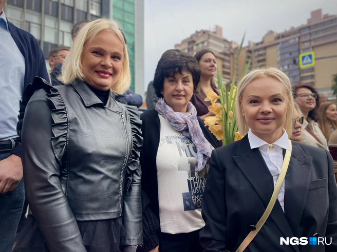 Елена (на фото справа) привела в 1-й класс внучку | Источник: Алёна Золотухина / NGS.RU
