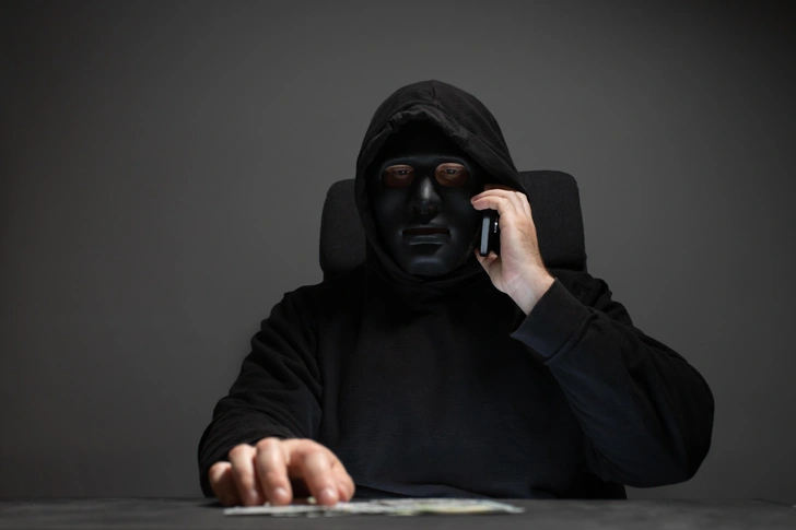 Телефонный мошенник | Источник: Yta23/Shutterstock/Fotodom.ru