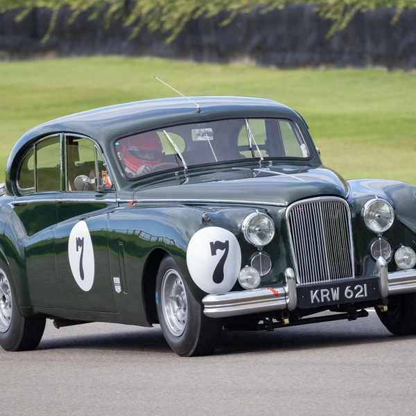 Роуэн Аткинсон в своем Jaguar Mk VII | Источник: pbpgalleries/Legion Media