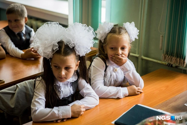 Дети, затаив дыхание, наблюдают, как взрослые пытаются справиться с заданиями, с которыми они разделываются на раз-два | Источник: Александр Ощепков / NGS.RU