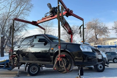 Эвакуация автомобилей на улице Ястржембского в Кургане из-за помех пассажирам