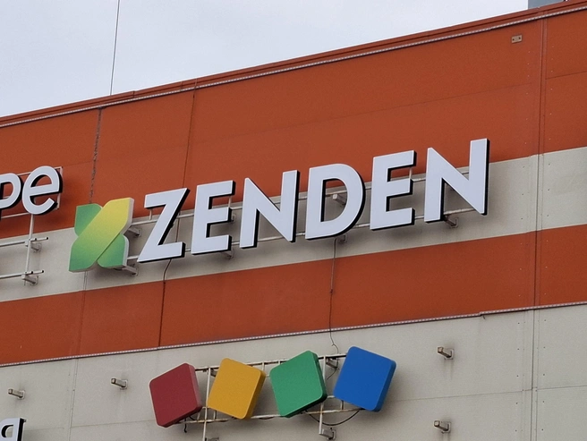 Почти на весь ассортимент в магазинах Zenden сейчас действуют скидки. | Источник: Тимофей Крылов / V1.RU