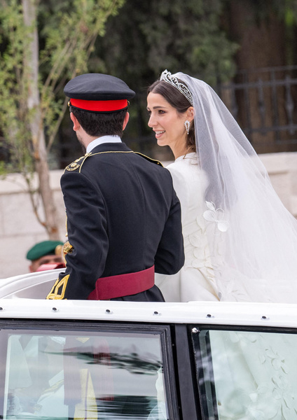 Восток — это богато: невеста принца Иордании — Раджва Аль Саиф — в платье Elie Saab и с прической а-ля «Кейт Миддлтон»