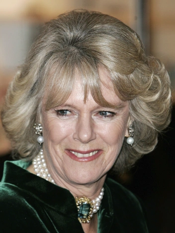 Герцогиня Камилла в своем любимом чокере приехала зажигать рождественские огни в аркаде Burlington, 17 ноября 2005