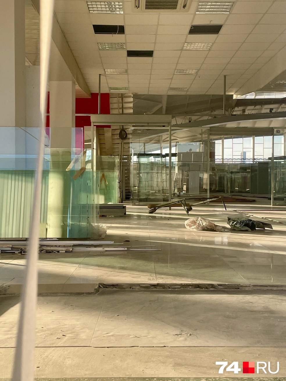 По отделке торгового комплекса можно проследить историю импорта стройматериалов в Россию за последние полвека | Источник: Михаил Шилкин