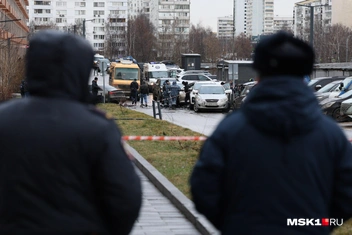 Вокруг места происшествия дежурило много сотрудников полиции | Источник: Артем Устюжанин / MSK1.RU