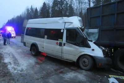 Извлечение людей из разбитого авто: ДТП с автобусом и КАМАЗом