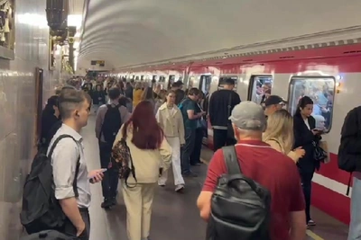 Названа причина сбоя на красной линии метро Петербурга
