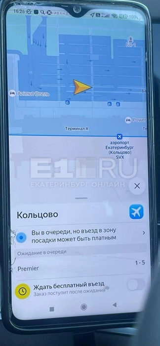 Раньше нового заказа водители могли дожидаться на парковке аэропорта | Источник: читатель E1.RU