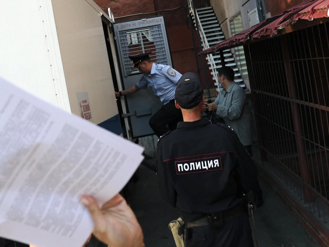 Задержание экс-прокурора произошло летом 2024 года. Во время судебного заседания его жена пыталась воспрепятствовать работе фотокорреспондента. | Источник: Наталья Лапцевич
