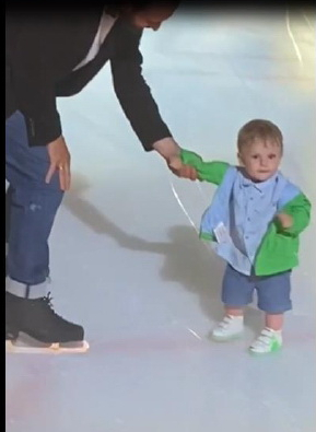 «Лева, это клево»: сын Арзамасовой и Авербуха сделал первые шаги на льду — видео