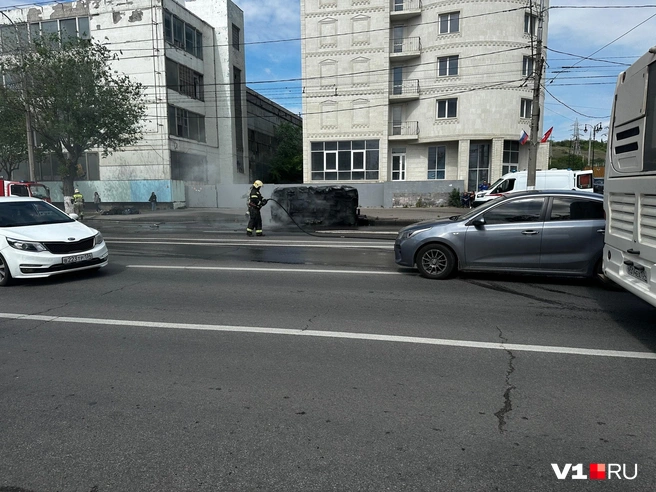 В центре Волгограда столкнулись несколько автомобилей, один из них загорелся — видео | Источник: Арина Рязанова / V1.RU