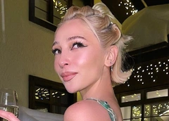 Амазонка или богиня? Настя Ивлеева встретила Новый год в наряде, едва прикрывающем тело