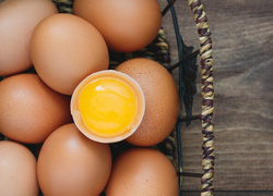 Как правильно выбирать яйца: полезные советы и интересные факты