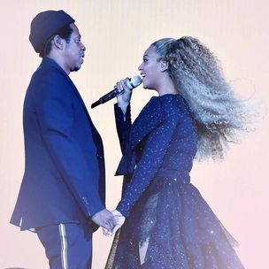 Безумный фанат забрался на сцену во время концерта Бейонсе и Jay-Z