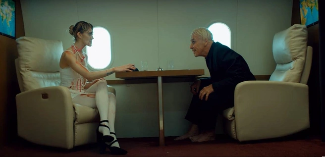 Источник: Till Lindemann&nbsp;— Und die Engel singen (Тилль Линдеманн&nbsp;— «И ангелы поют»)