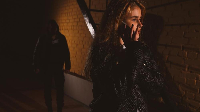 Как вести себя женщине, если к ней пристает незнакомец: 20+ рекомендаций, которые могут спасти жизнь