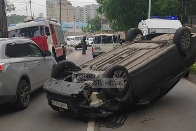 Hyundai Solaris врезалась в дерево и опрокинулась