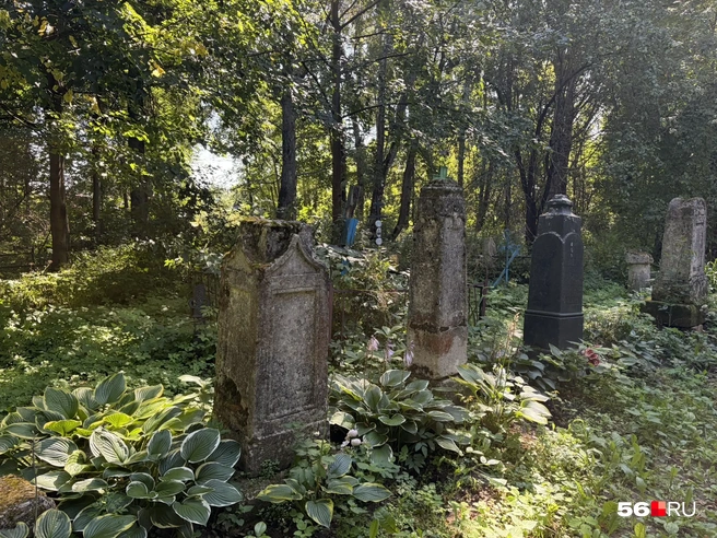 На территории храма действует кладбище | Источник: Николай Сальников / 56.RU