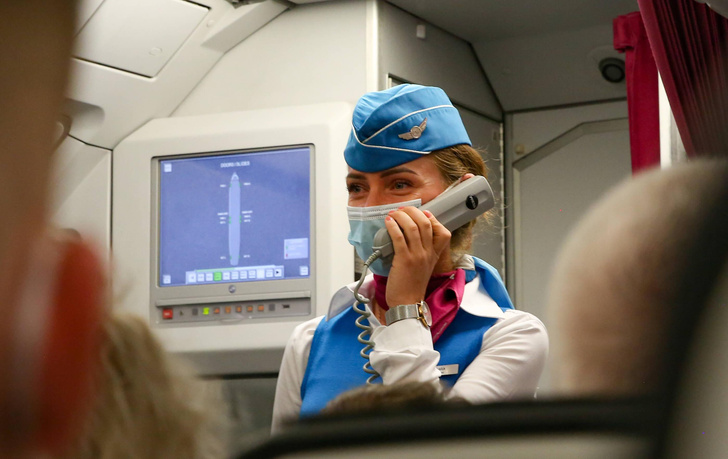 Секрет стюардессы: назван предмет, который сделает пребывание в самолете намного комфортнее