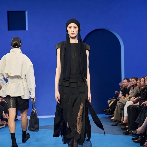 Lanvin возвращает синий цвет — фирменный оттенок Дома Lanvin возвращает синий цвет — фирменный оттенок Дома