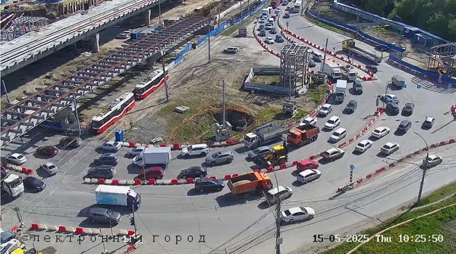 По данным камер «Электронный город», трамваи стоят в направлении улицы Котовского | Источник: tv.novo-sibirsk.ru