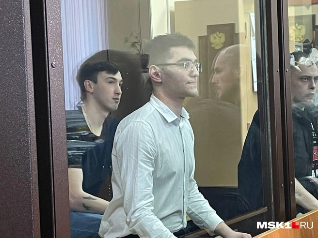 Позади Моисеева сидит Мельников — бывший игрок обнинского футбольного клуба «Кванта» | Источник: Вера Борисова / MSK1.RU