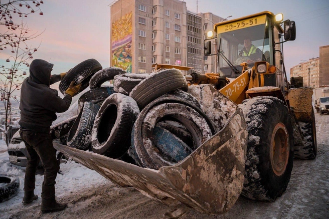 Брошенные шины опасны для здоровья | Источник: Иван Лебедев Мурманск / T.me