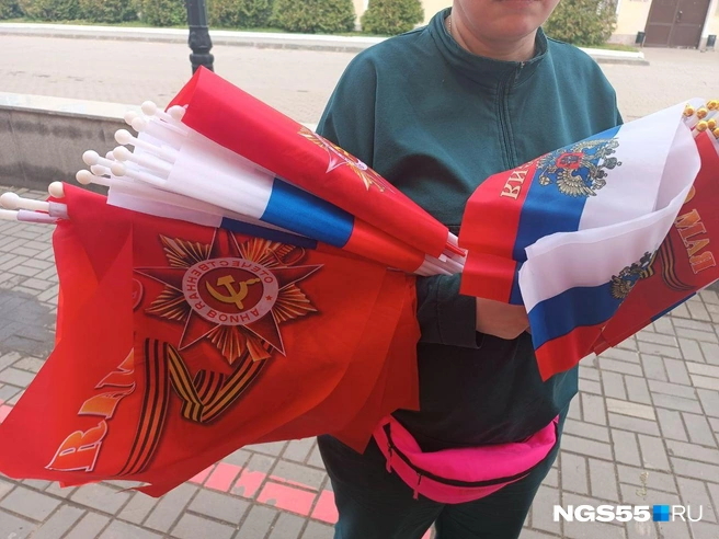 Атрибутику можно было купить в Омской крепости | Источник: Мария Носенко / NGS55.RU 
