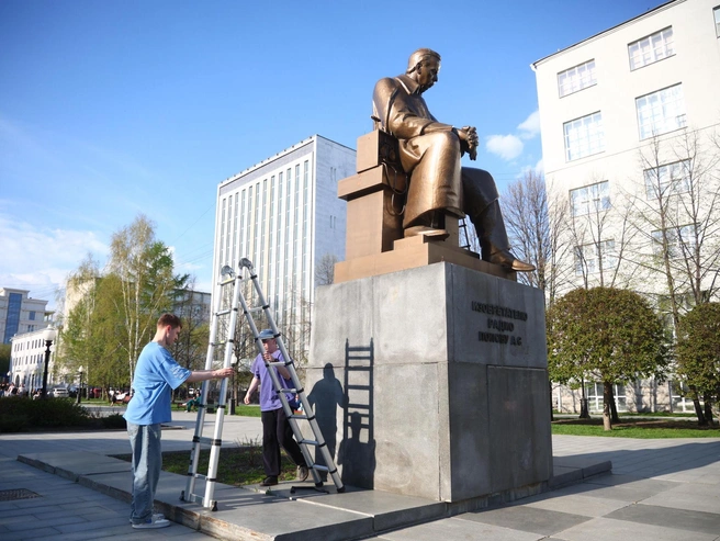 Для доступа к верхним частям монумента использовали лестницу | Источник: Владислав Лоншаков / E1.RU