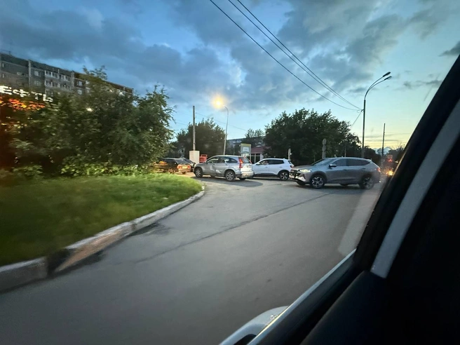 Вечером 22 июня небольшая очередь наблюдалась перед заправкой «Роснефть». | Источник: Ирина Шутько / E1.RU