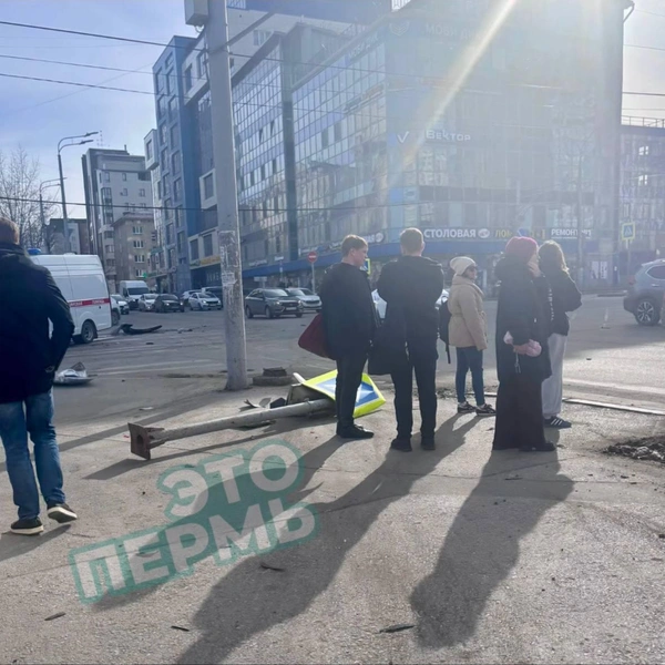 Судя по всему, машины отлетели в знак&nbsp;— его вырвало с «корнем» | Источник: Это Пермь / Telegram