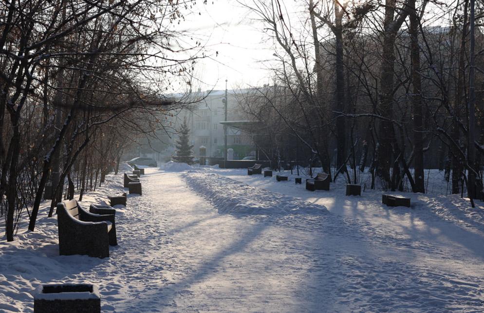 В 50-е годы прошлого века это место носило название Сад железнодорожников. Всё потому, что эта территория в советское время перешла в ведение железной дороги. Тут был парк культуры и отдыха с разными аттракционами прямо на месте уникального археологического памятника Глазковский некрополь. В 1960-м локацию переименовали в Парк парижской коммуны. Первый снимок сделан в 1956–1958 годах | Источник: Ксения Филимонова / «ИрСити»