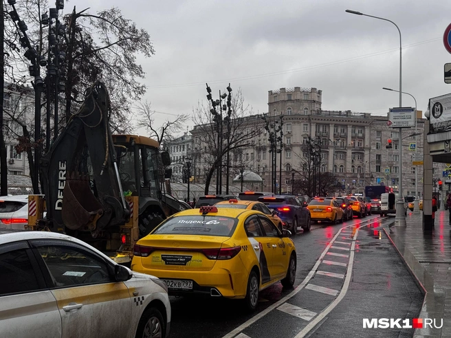 Центр Москвы стоит в пробках, на улицах дежурит ДПС | Источник: Дмитрий Толстошеев / MSK1.RU