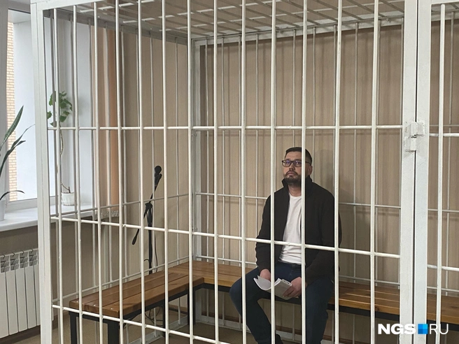 В суде 8 апреля предоставили удостоверение Владимира Владимирова о том, что пенсионер военной прокуратуры | Источник: Эмиль Фукс / NGS.RU