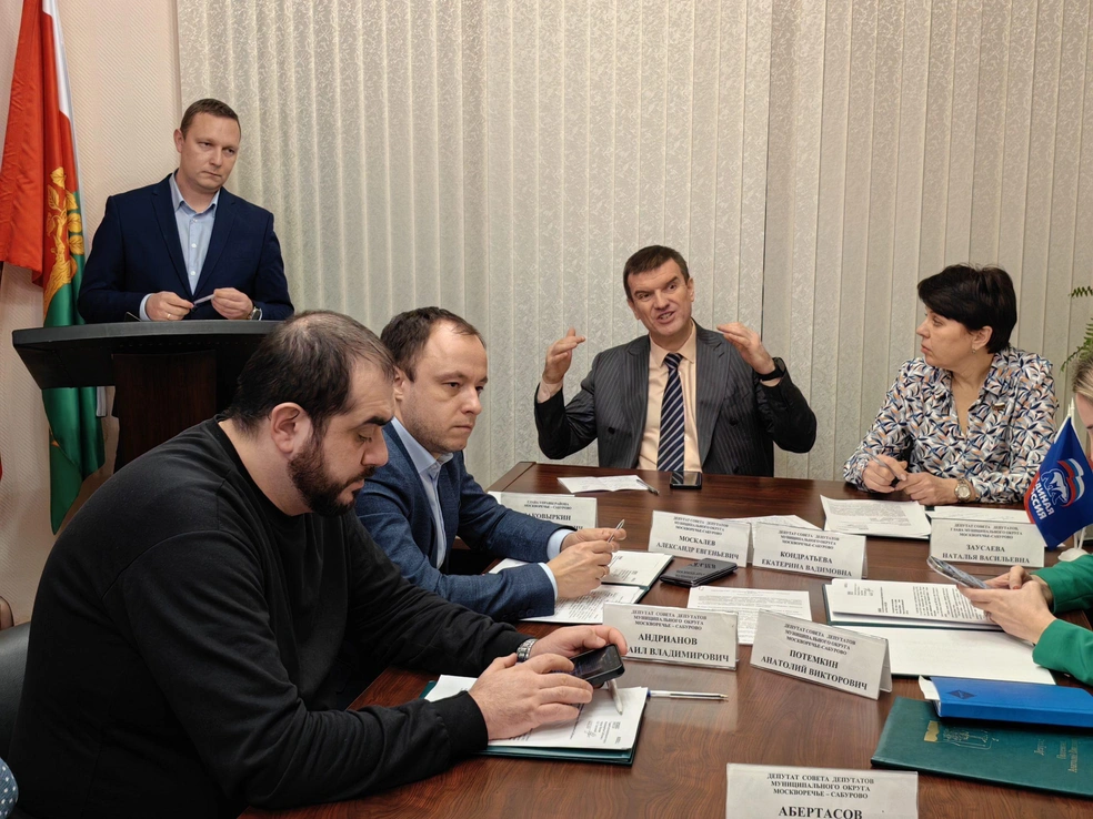 В ГБУ «Жилищник» Москворечья-Сабурово Денис Житкевич (за тумбой) работает с 2019 года | Источник: Наталья Рогило / Газета «Наше Москворечье-Сабурово»