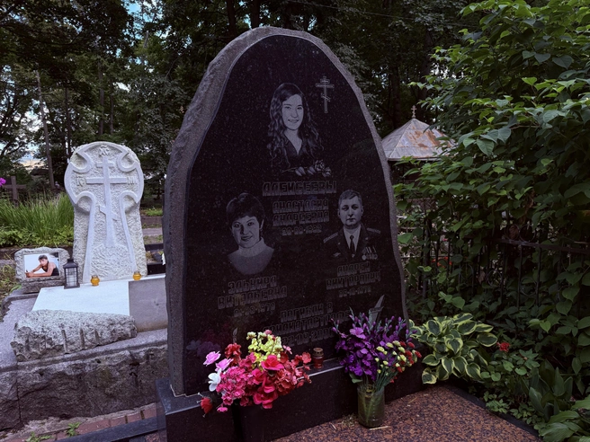 Авиакатастрофа оборвала жизни целых семей. Семья Алексеевых покоится на Смоленском кладбище Петербурга  | Источник: Константин Митягин / «Фонтанка.ру»